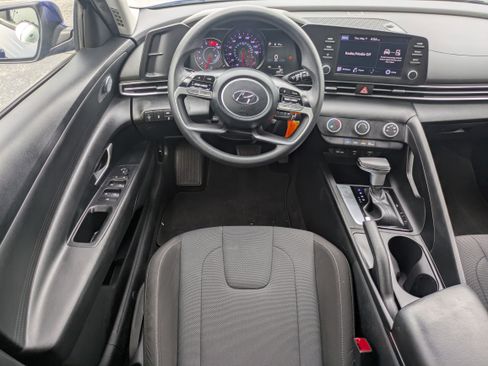 Used 2023 Hyundai Elantra SE FWD image 4