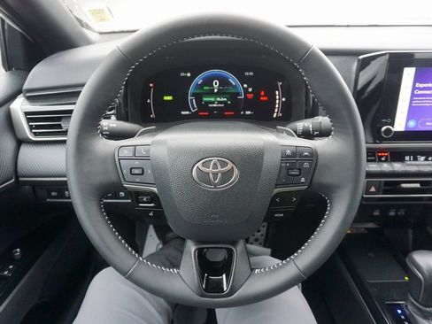 Used 2025 Toyota Camry SE w/ Convenience Package image 3