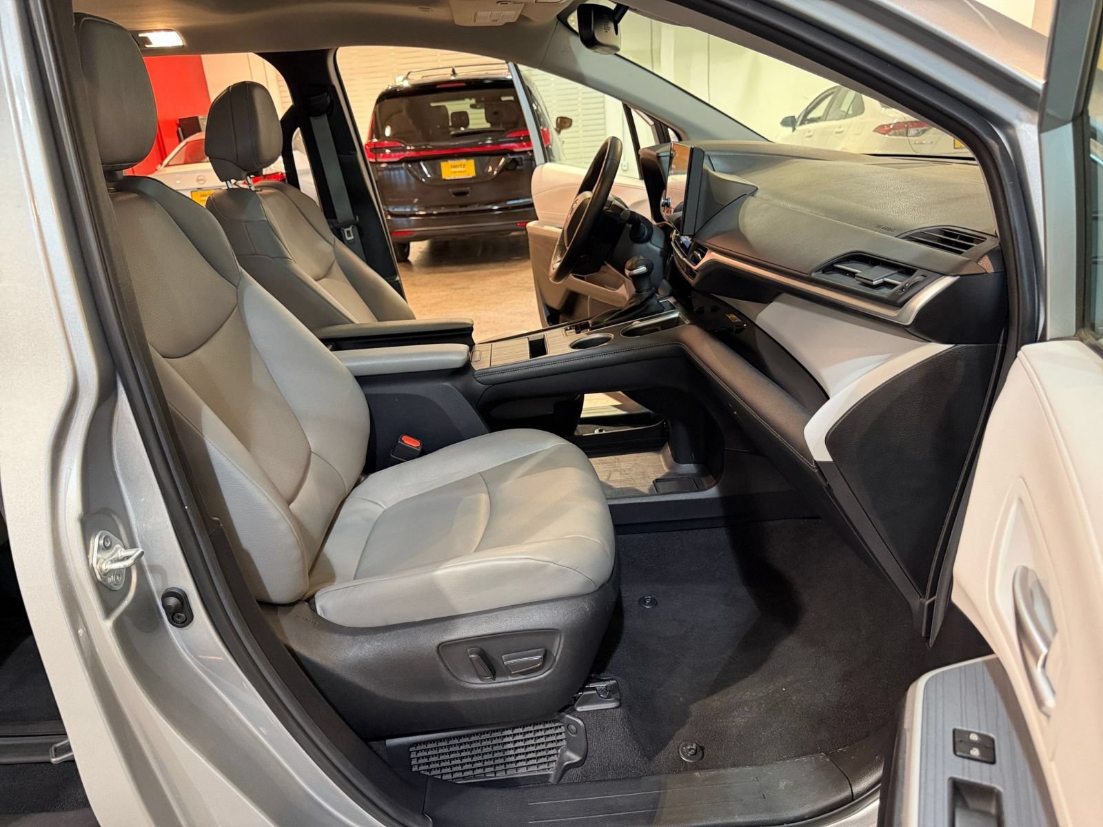 Used 2025 Toyota Sienna XLE FWD image 38