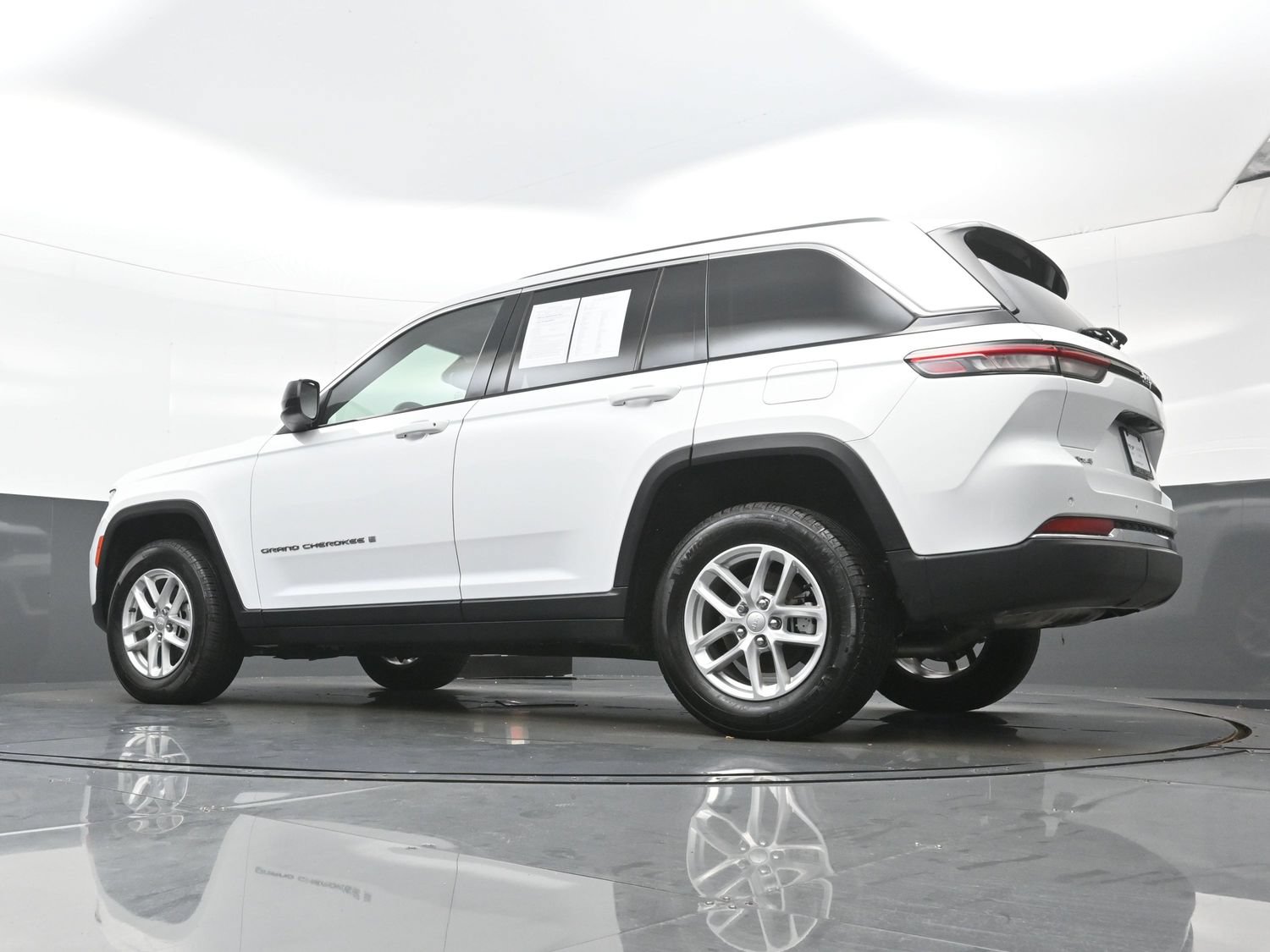 Used 2023 Jeep Grand Cherokee Laredo X AWD/4WD image 27