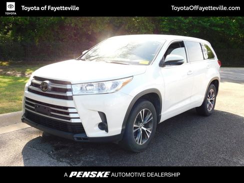 Used 2018 Toyota Highlander LE FWD image 1