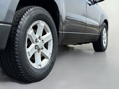 Used 2013 GMC Acadia SLE FWD image 16