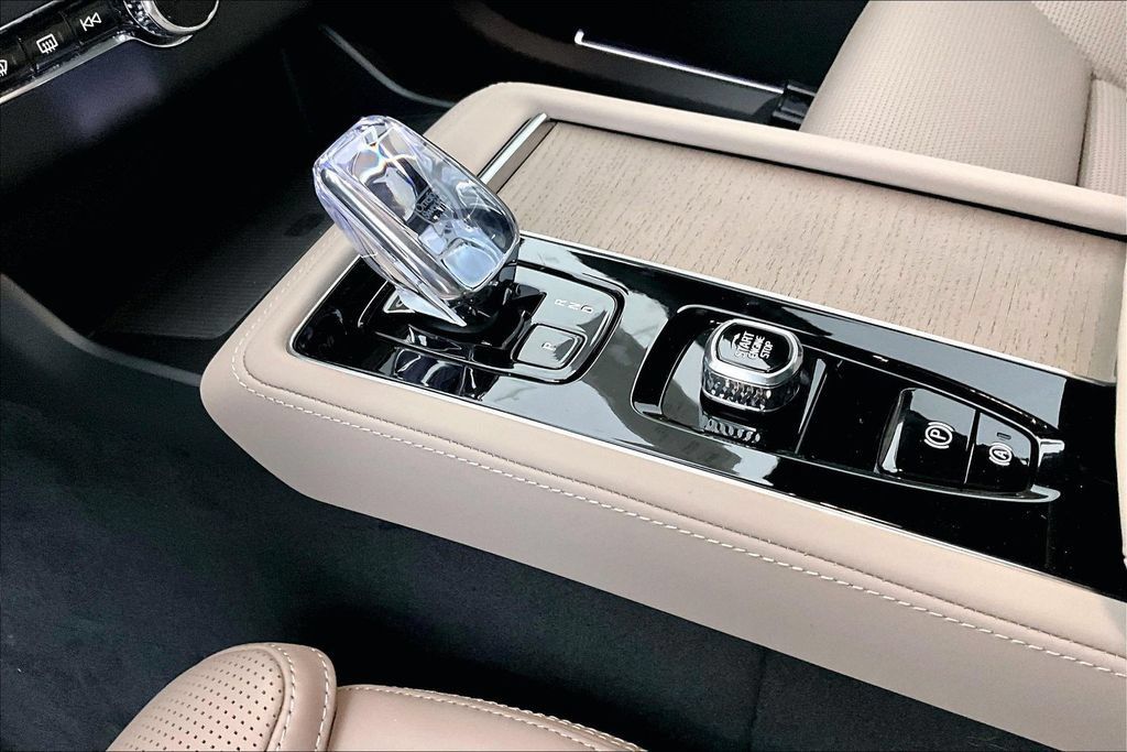 New 2026 Volvo XC90 T8 Plus w/ Protection Package Premier AWD/4WD image 17