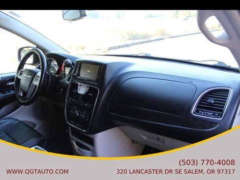 Used 2016 Chrysler Town & Country Touring w/ Driver Convenience Group FWD image 23