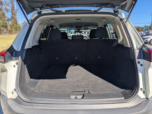 Used 2023 Nissan Rogue SV image 12