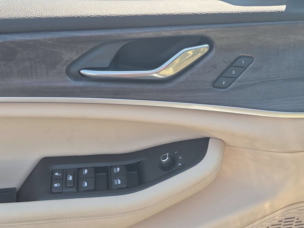 Certified 2025 Jeep Grand Cherokee Limited w/ Luxury Tech Group II AWD/4WD image 11