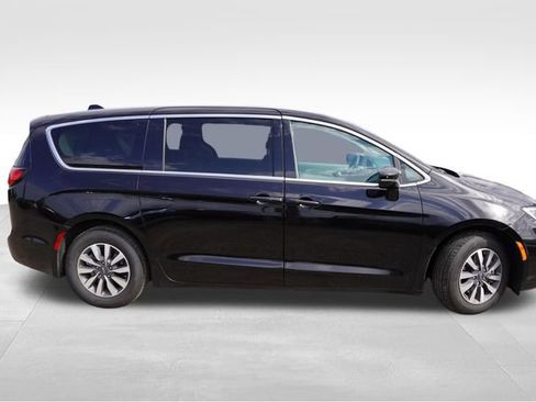 Used 2024 Chrysler Pacifica Limited FWD image 2