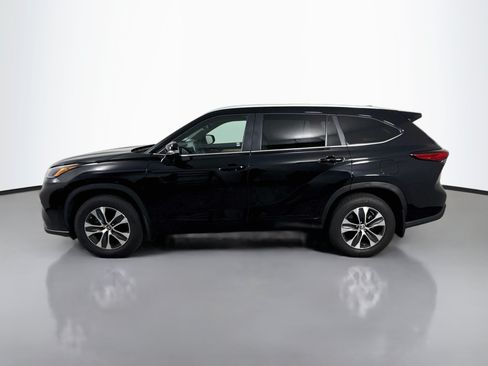 Used 2023 Toyota Highlander XLE AWD/4WD image 4