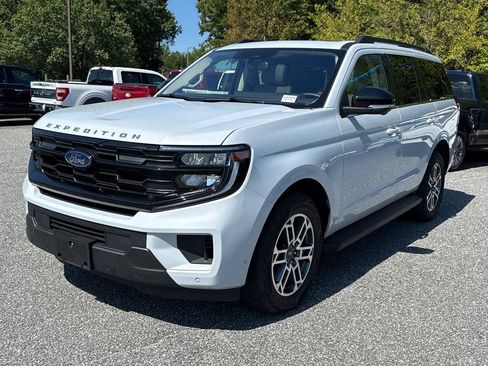 Used 2025 Ford Expedition Active AWD/4WD image 3