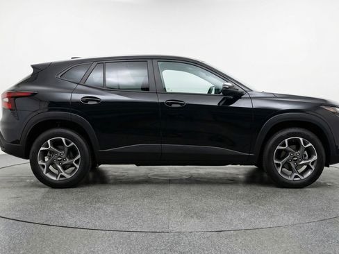 Used 2025 Chevrolet Trax LT image 11