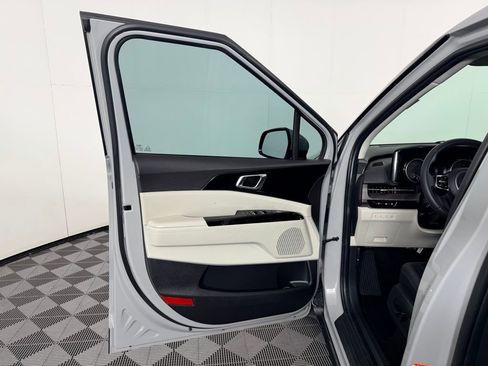 Used 2024 Kia Carnival EX image 26