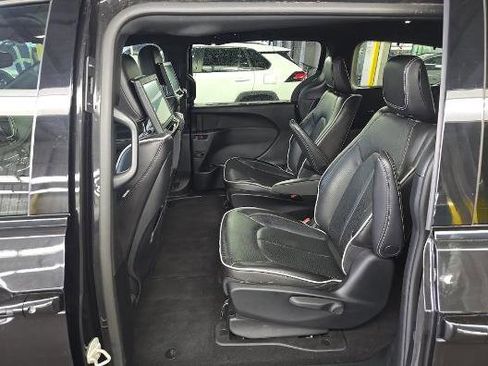 Used 2023 Chrysler Pacifica Limited w/ Uconnect Theater Family Group FWD image 3