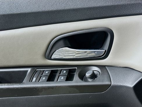 Used 2014 Chevrolet Cruze LS image 15