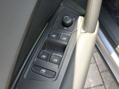 New 2026 Volkswagen Tiguan SE FWD image 18