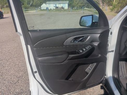 Used 2023 Chevrolet Traverse LT image 13