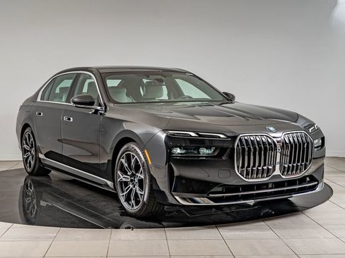 Used 2024 BMW i7 eDrive50 RWD image 3