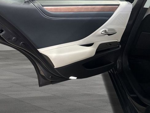 Certified 2025 Lexus ES 300h w/ Premium Package image 16