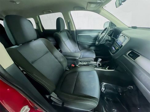Used 2018 Mitsubishi Outlander SE image 24