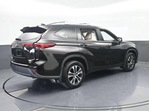 Used 2022 Toyota Highlander XLE FWD image 6