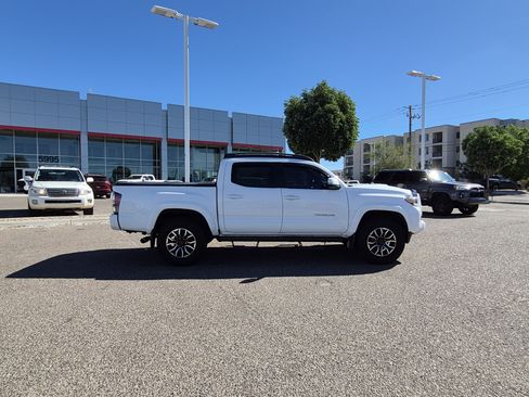 Used 2020 Toyota Tacoma TRD Sport w/ Technology Package AWD/4WD image 9