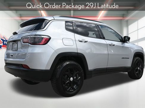 Used 2024 Jeep Compass Latitude image 3