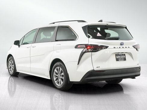 Used 2024 Toyota Sienna LE AWD/4WD image 4