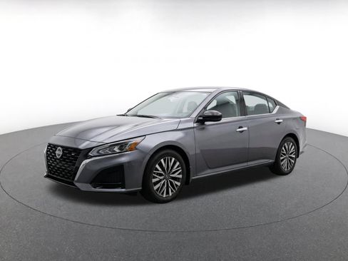 Used 2025 Nissan Altima 2.5 SV FWD image 3