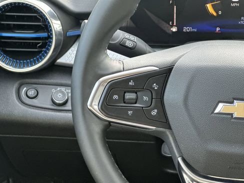 Used 2025 Chevrolet Trax LT w/ LT Convenience Package FWD image 20