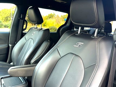 Used 2023 Chrysler Pacifica Touring-L w/ S Appearance Package image 14