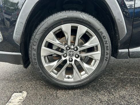 Used 2020 Toyota RAV4 XLE Premium FWD image 10