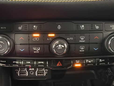 Used 2025 Dodge Durango R/T AWD/4WD image 18