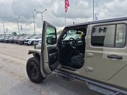 Used 2020 Jeep Gladiator Overland AWD/4WD image 11