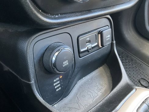 Used 2017 Jeep Renegade Latitude w/ Cold Weather Group image 22