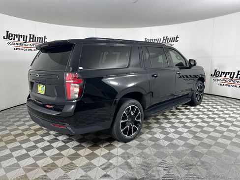 Used 2024 Chevrolet Suburban RST w/ Luxury Package AWD/4WD image 4