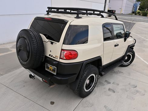 Used 2010 Toyota FJ Cruiser 4WD image 11