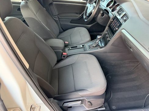 Used 2017 Volkswagen e-Golf SE w/ DC Fast Charging Package image 13