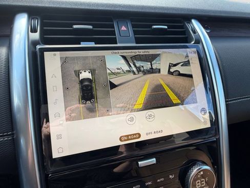 New 2026 Land Rover Discovery Dynamic SE image 17