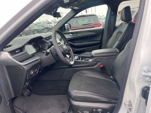 New 2025 Jeep Grand Cherokee Altitude image 14