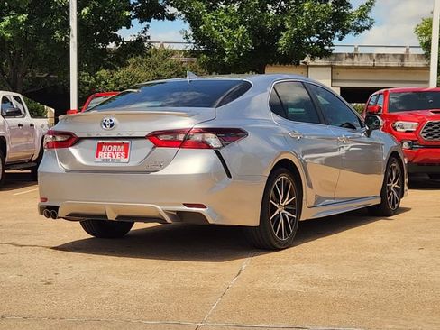 Used 2024 Toyota Camry SE FWD image 3