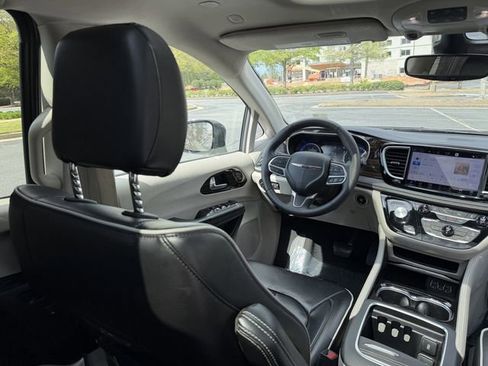 Used 2023 Chrysler Pacifica Limited FWD image 48