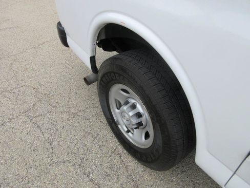 Used 2017 Chevrolet Express 2500 RWD image 19