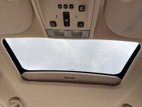 Used 2005 Lincoln Town Car Signature Limited RWD image 13
