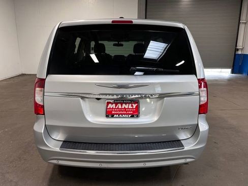 Used 2012 Chrysler Town & Country Limited w/ Luxury Group FWD image 4