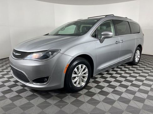 Used 2019 Chrysler Pacifica Touring-L FWD image 5