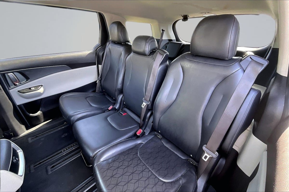 Used 2022 Kia Carnival LX FWD image 26
