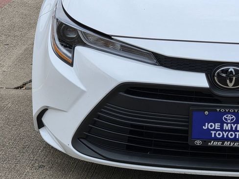 Used 2025 Toyota Corolla LE FWD image 5