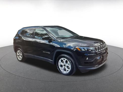Used 2025 Jeep Compass Latitude AWD/4WD image 11