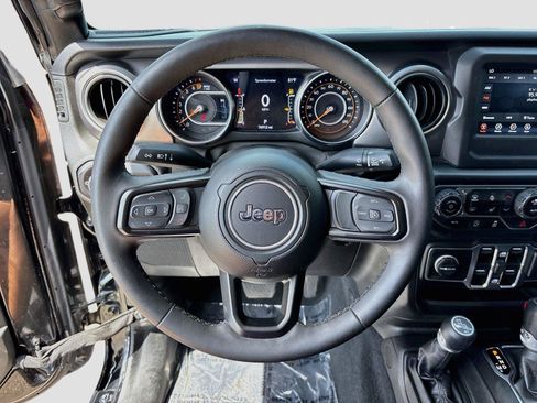 Used 2023 Jeep Gladiator Sport AWD/4WD image 11