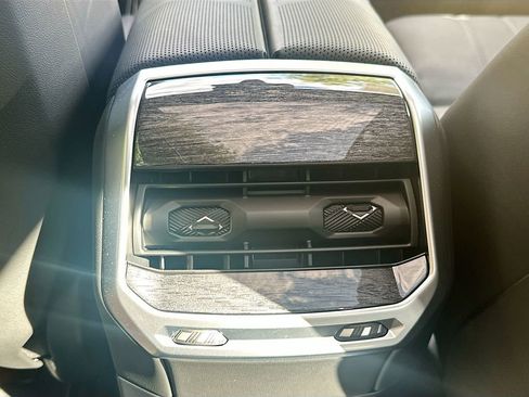 Used 2025 BMW i7 xDrive60 AWD/4WD image 28