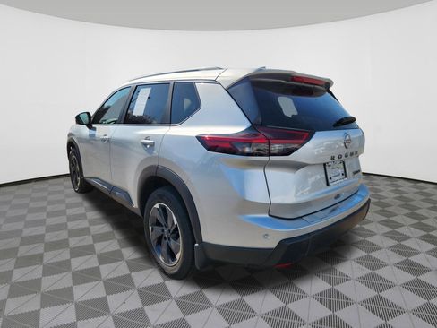 Used 2024 Nissan Rogue SV w/ SV Premium Package image 3